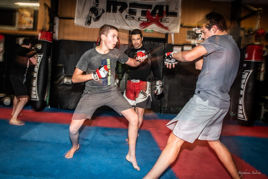 Deux jeunes boxeurs au combat