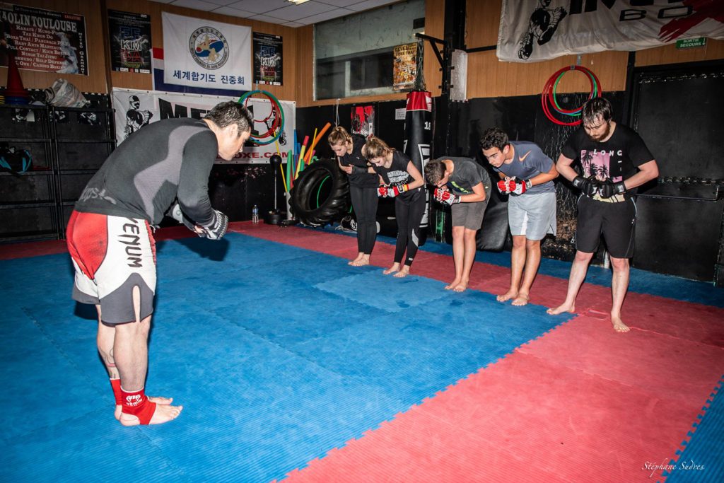 Le salut final après l'entrainement de boxe