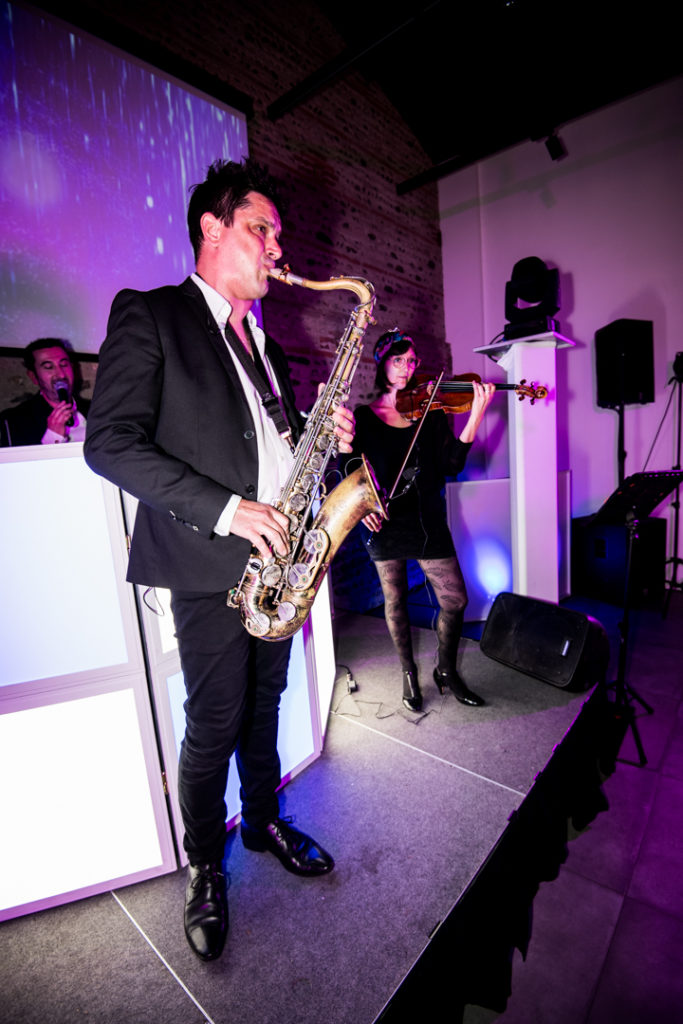 Le saxophoniste Sam, lors du mariage au Manoir de prince