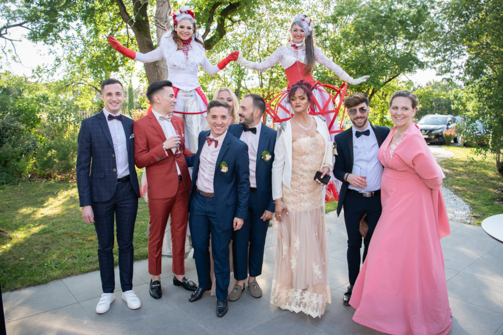 photo de groupe avec Emmanuel et Kevin lors de leur mariage au Manoir du Prince