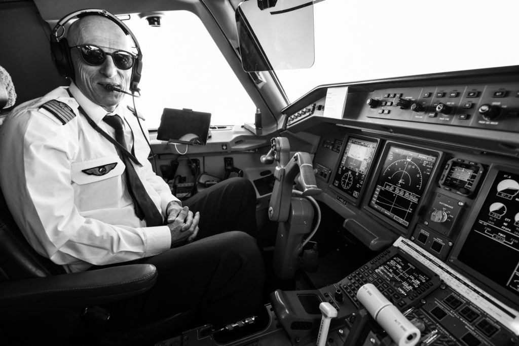 Pilote de ligne dans le cockpit, photo noire et blanche